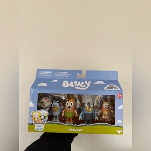 BNIB bluey set